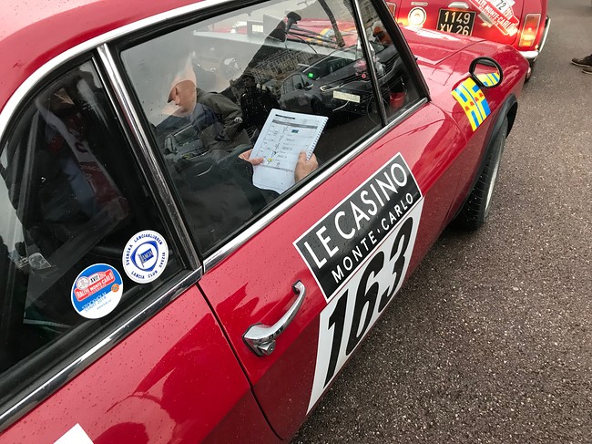 Copilot 163 llegint road book Rally Monte Carlo Historique 2018